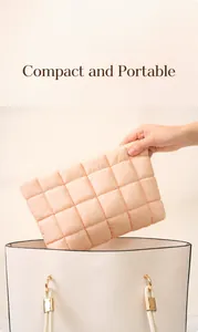 Draagbare gewatteerde perzik make-up organizer tas geplaatst in een grote witte tas