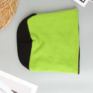 Vista detallada que muestra la textura del gorro de punto de Halloween bicolor verde neón y negro.