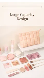 Detailweergave van een grote roze gewatteerde make-uptas met diverse cosmetische producten