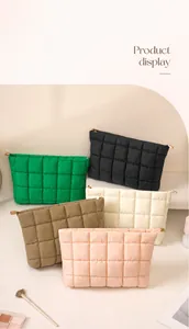 Detail van gewatteerde bubble grid make-up tassen verkrijgbaar in vijf chique kleuren
