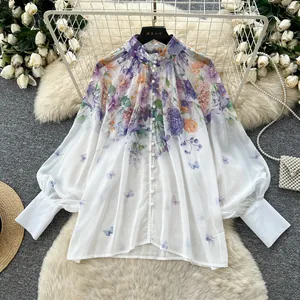 Detailansicht einer Chiffonbluse mit Blumenmuster, Laternenärmeln und elegantem Stehkragen