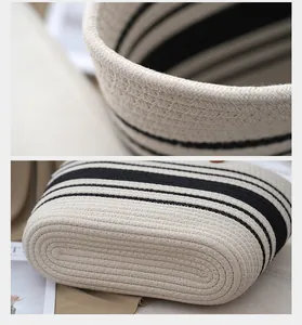 Primer plano que muestra la textura detallada del bolso tote tejido a rayas blancas y negras.