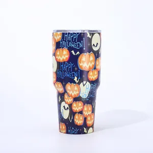 Nahaufnahme des Halloween-Kürbismusters auf dem 3D-bedruckten Edelstahl-Trinkbecher