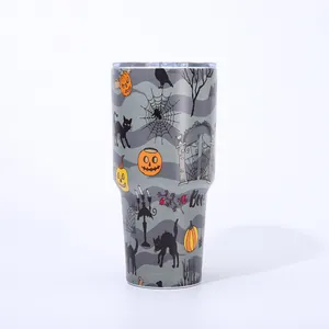 Detail des 3D-gedruckten Halloween-Musters auf einem isolierten Edelstahlbecher mit Boo!-Schrift