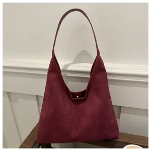 Elegante borsa hobo in pelle scamosciata bordeaux dallo stile vintage minimalista
