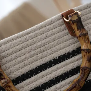 Bolso de playa tejido a mano con asas de bambú natural, detalle de la textura.
