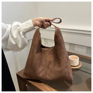 Vista dettagliata della borsa tote in ecopelle marrone per la moda quotidiana femminile