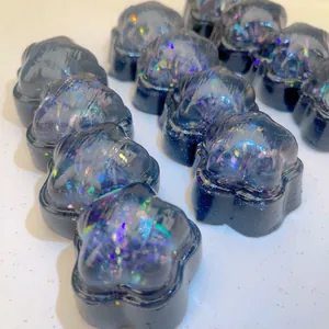 Κοντινό πλάνο μαύρων παιχνιδιών squishy με γκλίτερ από τη σειρά έναστρος ουρανός