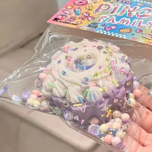 Detailansicht eines bunten Sahne-Donut-Squishy-Stressspielzeugs in einer klaren PVC-Tasche