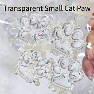 Detailaufnahme eines transparenten Katzenpfoten-Squishy-Spielzeugs mit Glitzersternen