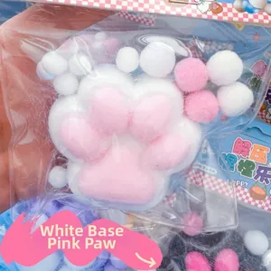 Detailansicht eines weiß-rosa Katzenpfoten-Squishys in einer klaren PVC-Verpackung.
