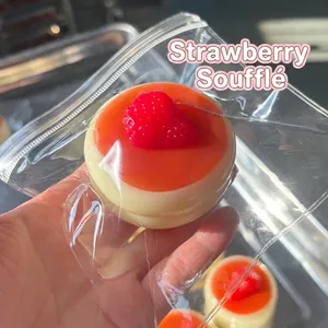 Jouet squishy soufflé aux fraises avec texture de gâteau réaliste