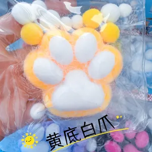 Nahaufnahme eines gelb-weißen Katzenpfoten-Squishy-Spielzeugs zum Stressabbau