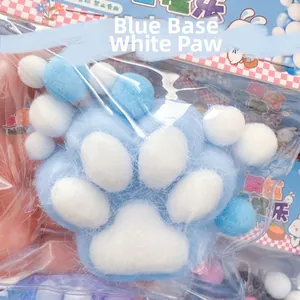 Detailansicht des blau-weißen Plüsch-Katzenpfoten-Squishy-Spielzeugs zum Stressabbau