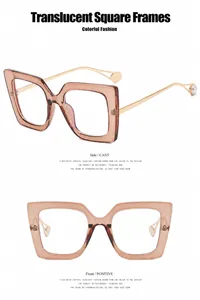 Detailansicht der übergroßen quadratischen Brille in Champagner mit Goldbügeln.