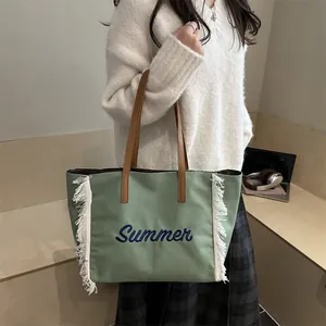 Sac cabas en toile verte avec broderie Summer et franges blanches sur les côtés