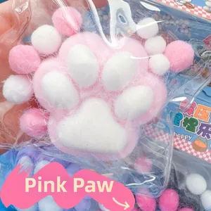 Nahaufnahme eines rosa-weißen Katzenpfoten-Squishy-Spielzeugs in einer Plastiktüte