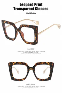 Detail einer Brille mit Leopardenmuster und eleganten Bügeln mit Perlenende