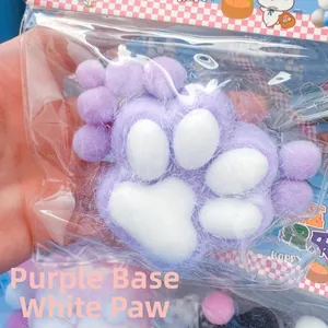 Nahaufnahme eines weichen lila-weißen Katzenpfoten-Squishy-Spielzeugs im PVC-Beutel