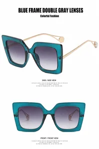 Übergroße blaue quadratische Modebrille mit grauen Verlaufsgläsern und Goldbügeln