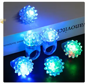 Primer plano de anillos LED intermitentes de colores para fiestas y conciertos brillantes