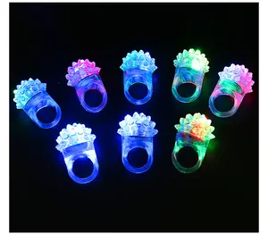 Primer plano de anillos de goma suave con LED intermitentes que brillan en la oscuridad