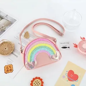 Bolso bandolera rosa para niños con arcoíris de purpurina y detalle de corazones