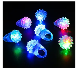 Detalle de coloridos anillos de goma suave con LED parpadeante sobre fondo negro