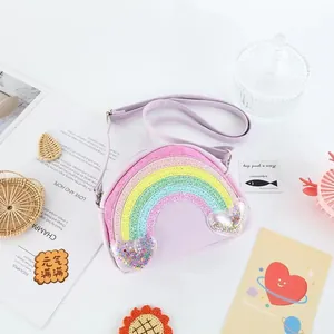 Detail van de regenboog met pailletten en hartvakje op de paarse schoudertas kind