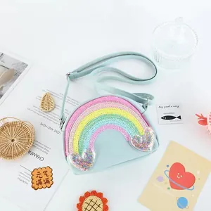 Detailweergave van de kleurrijke regenboog van lovertjes en hartjes op de kindertas