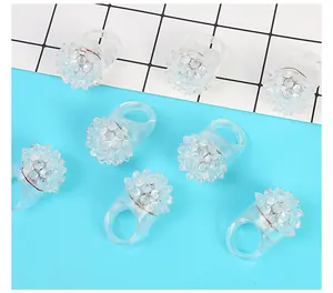 Anillos LED transparentes de fresa colocados sobre un fondo de rejilla azul y blanco