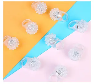 Vista detallada de anillos de goma suave con LED intermitentes para fiestas y eventos.