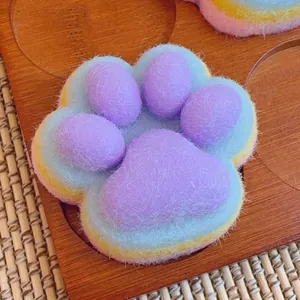 Vista dettagliata di un giocattolo antistress a zampa di gatto con consistenza soffice.