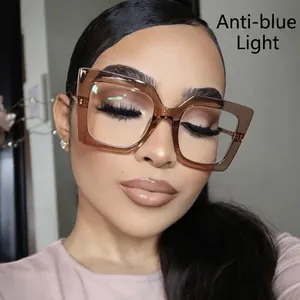 Modisches übergroßes quadratisches Brillengestell für Damen mit Blaulichtfilter-Gläsern.