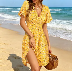 Sommerliches gelbes Blumenkleid mit V-Ausschnitt für den Strandurlaub im Detail