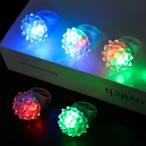 Vibrantes anillos LED de goma suave con forma de fresa para fiestas y eventos
