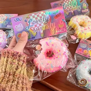 Juguete antiestrés squishy de dona rosa con chispas de colores empaquetado