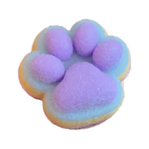 Simpatico giocattolo antistress a forma di zampa di gatto colorata con texture