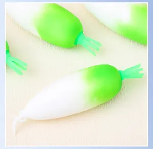 Jouet anti-stress réaliste en forme de radis blanc et vert, vue macro détaillée.