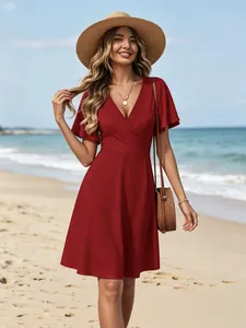 Elegantes rotes Sommerkleid mit V-Ausschnitt, perfekt für den Strandurlaub und Reisen
