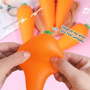 Makroansicht von Händen, die die weiche Textur eines Karotten-Stressspielzeugs drücken