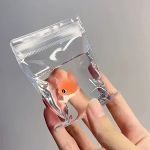 Gros plan détaillé d'un jouet à presser poisson rouge avec texture silicone transparente d'eau