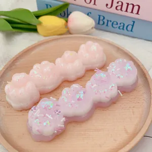 Detailopname van roze en paarse glitter kattenpoot squishy speelgoed op een bord