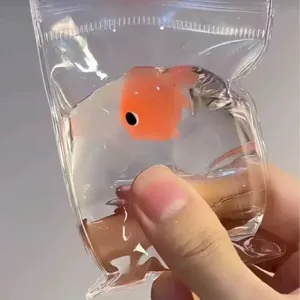 Gros plan montrant la texture douce et spongieuse d'un jouet sac de poisson rouge