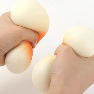 Κοντινό πλάνο χεριών που πιέζουν μαλακό squishy γλυκό για αποβολή άγχους.