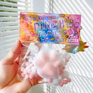 Gros plan d'un mignon jouet à pincer en patte de chat rose dans son emballage coloré