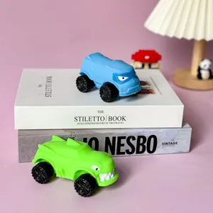 Dettaglio ravvicinato di auto giocattolo antistress a forma di squalo su libri decorativi
