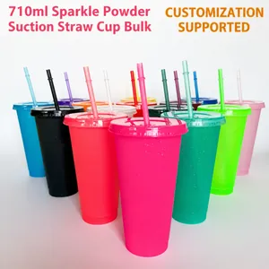 Primo piano di vari bicchieri colorati con glitter da 710 ml e cannuccia coordinata