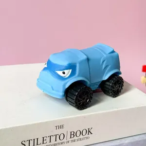 Primo piano dell'auto giocattolo antistress a forma di squalo blu con sabbia