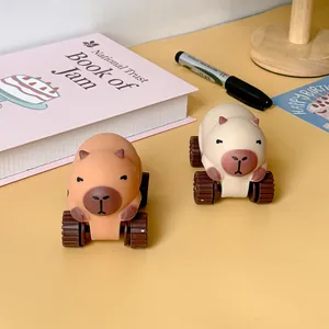 Primer plano de dos lindos coches de juguete Capybara antiestrés en un escritorio amarillo.